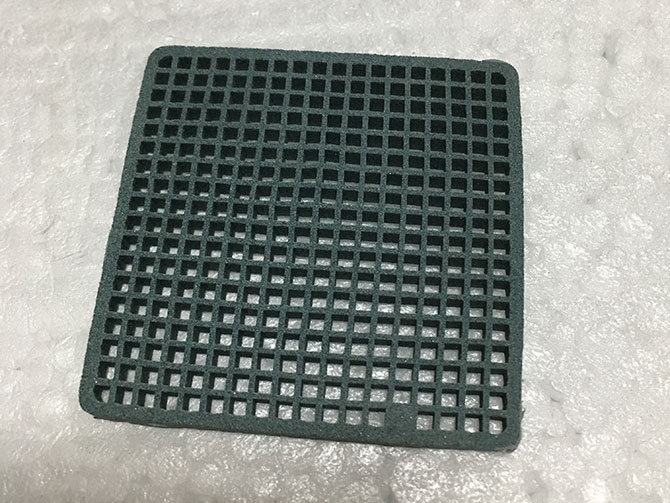加工實(shí)例：5×5cm碳化硅蜂窩陶瓷20秒切完效果