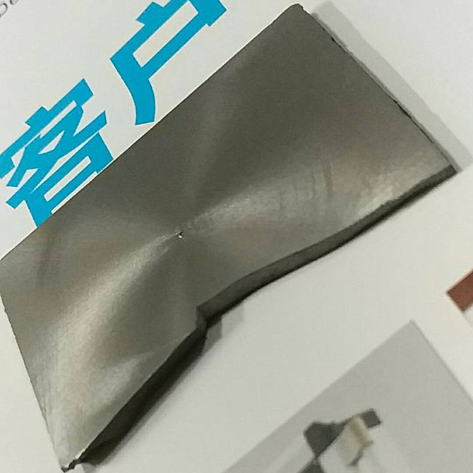加工實(shí)例：稀土永磁材料已燒結(jié)釹鐵硼切割效果，剛切下來拍攝的效果