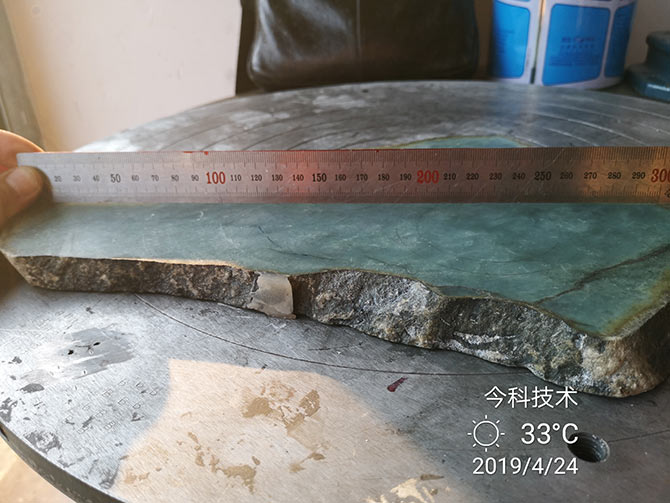 泰州今科金剛石線切割機(jī)效果怎樣？金剛石線切割機(jī)加工實(shí)例：直徑300mm翡翠切割效果展示。