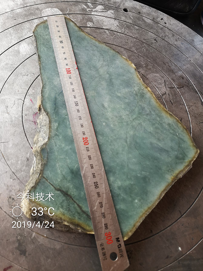 泰州今科金剛石線切割機(jī)效果怎樣？金剛石線切割機(jī)加工實(shí)例：直徑300mm翡翠切割效果展示。