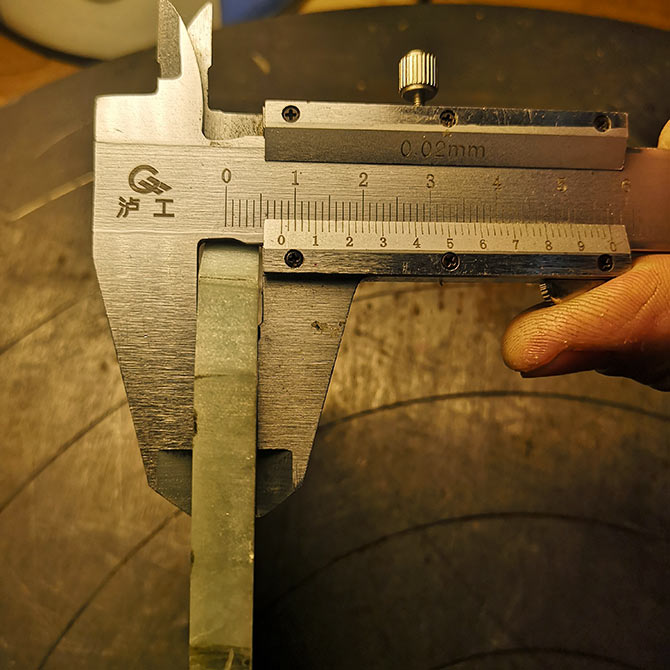 加工實例：硬玉石翡翠糯種直徑140mm，切了四小時，誤差0.004mm