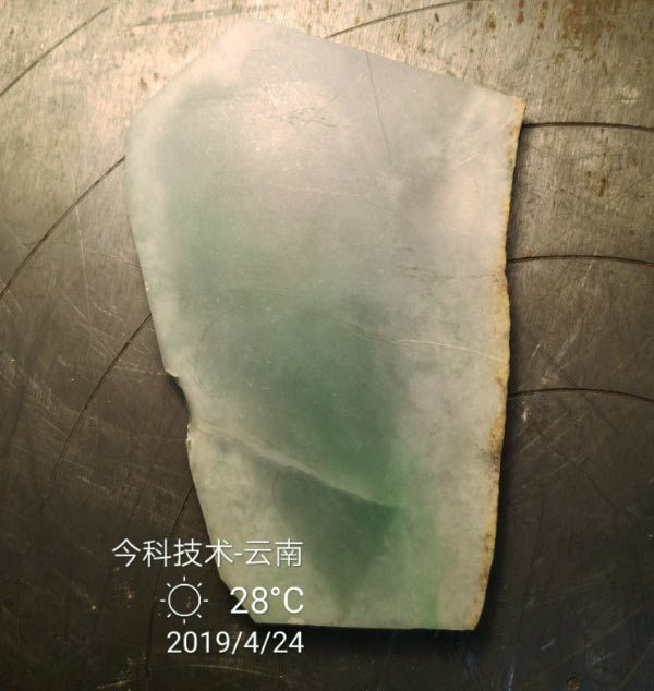 加工實例：硬玉石翡翠糯種直徑140mm，切了四小時，表面效果