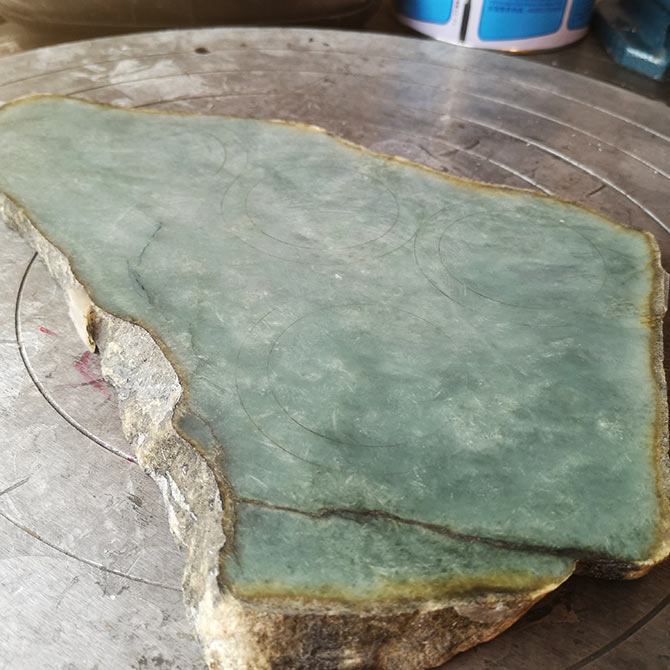 加工實例：硬玉石翡翠糯種直徑140mm，切了四小時，表面效果