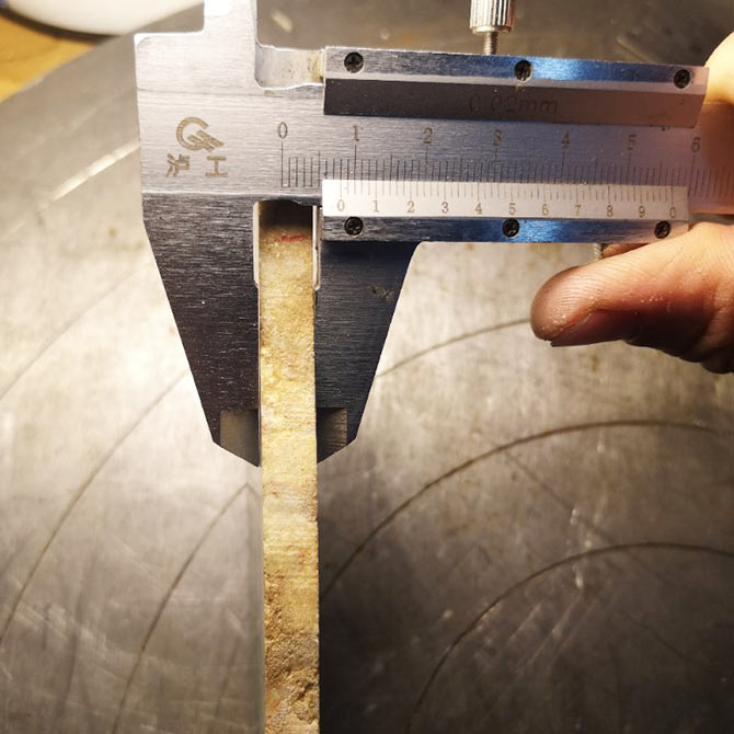 加工實例：硬玉石翡翠糯種直徑140mm，切了四小時，誤差0.004mm