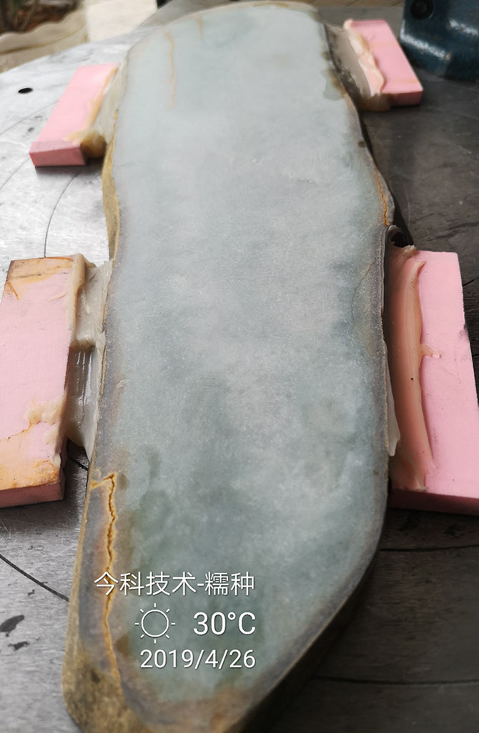 泰州今科金剛石線切割機(jī)加工實(shí)例：翡翠糯種切割效果