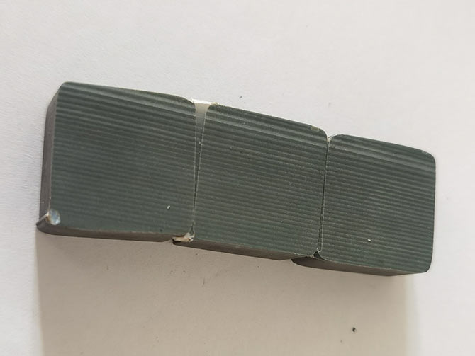 導(dǎo)電陶瓷用今科C型線切形機切割效果，切割速度0.05mm/s。