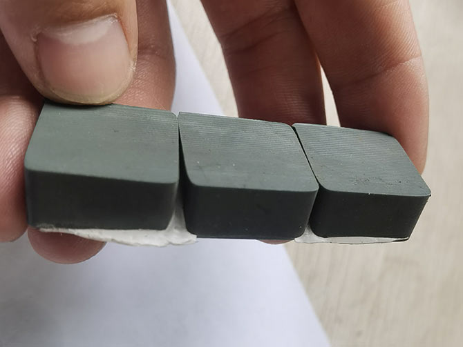 導(dǎo)電陶瓷用今科C型線切形機切割效果，切割速度0.05mm/s。