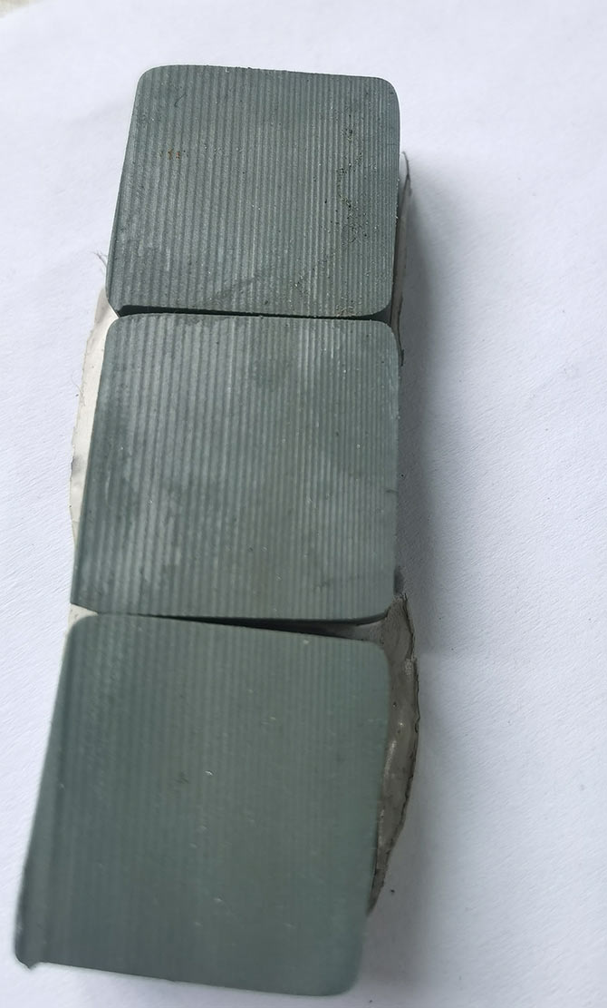 導(dǎo)電陶瓷用今科C型線切形機切割效果，切割速度0.05mm/s。