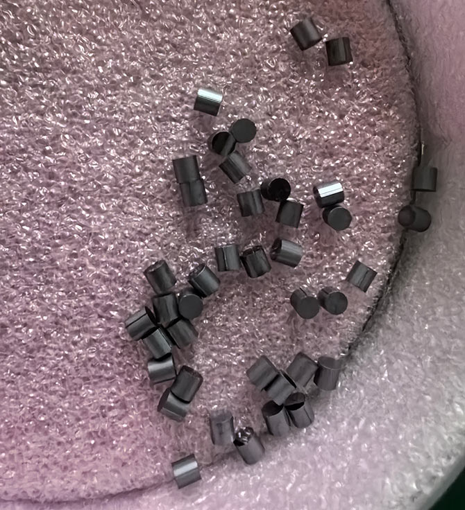 單拋硅片切樣，單拋硅片切割設(shè)備，單拋硅片切割機(jī)，金剛石線切割機(jī)，半導(dǎo)體材料切樣，今科技術(shù)