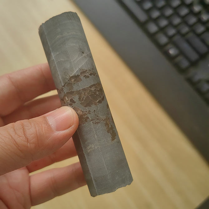 巖石巖芯切樣，巖石巖芯切割設(shè)備，巖石巖芯切割機(jī)，巖石巖芯切割設(shè)備廠家，今科技術(shù)